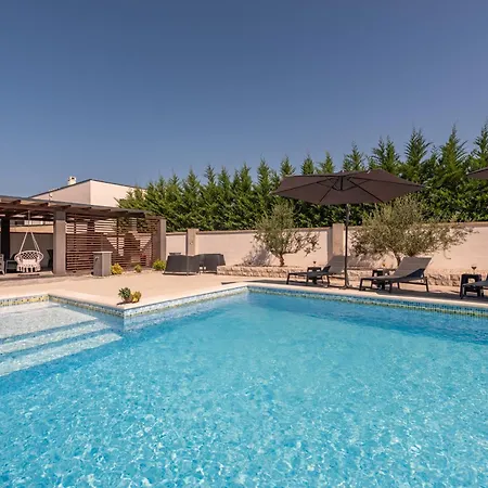 Miranda With Pool 扎顿