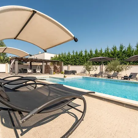 Vila Miranda With Pool *