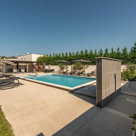 Miranda With Pool Vila