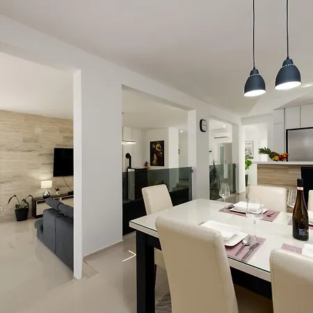 别墅 Miranda With Pool