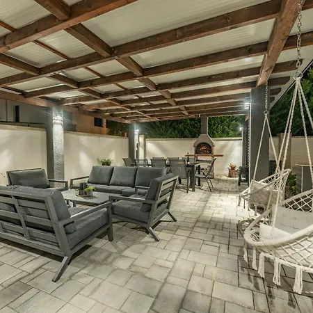 Vila Miranda With Pool