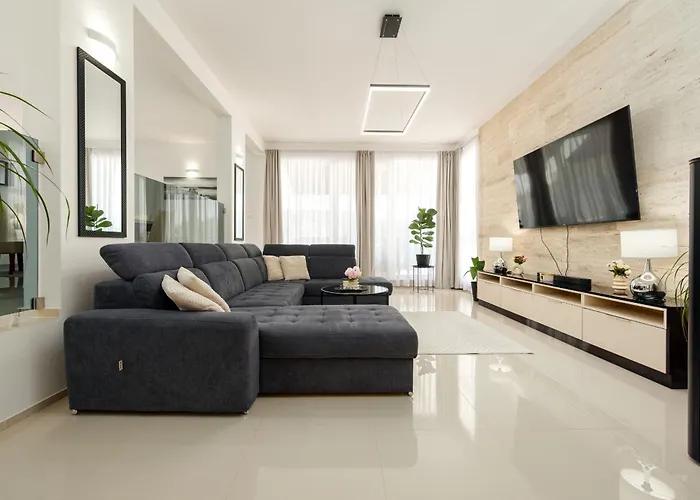 Villa Miranda With Pool *