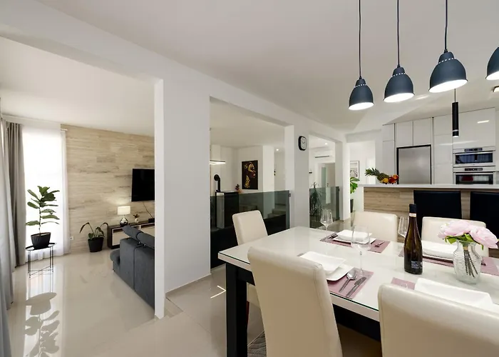 Villa Miranda With Pool