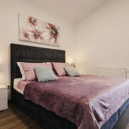 فيلة Miranda With Pool