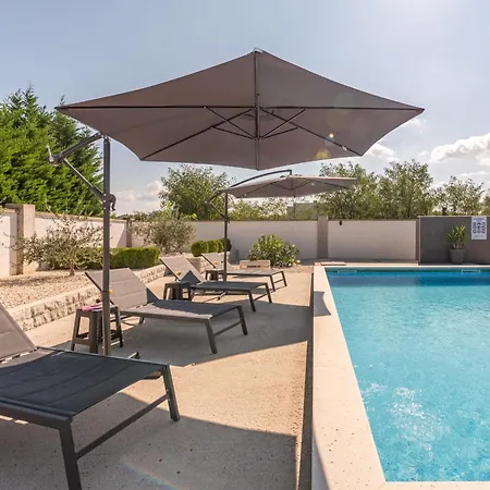 فيلة Miranda With Pool *
