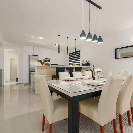 Villa Miranda With Pool *