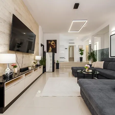 Villa Miranda With Pool