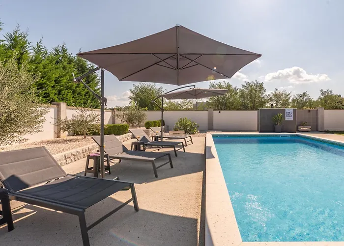 Villa Miranda With Pool *